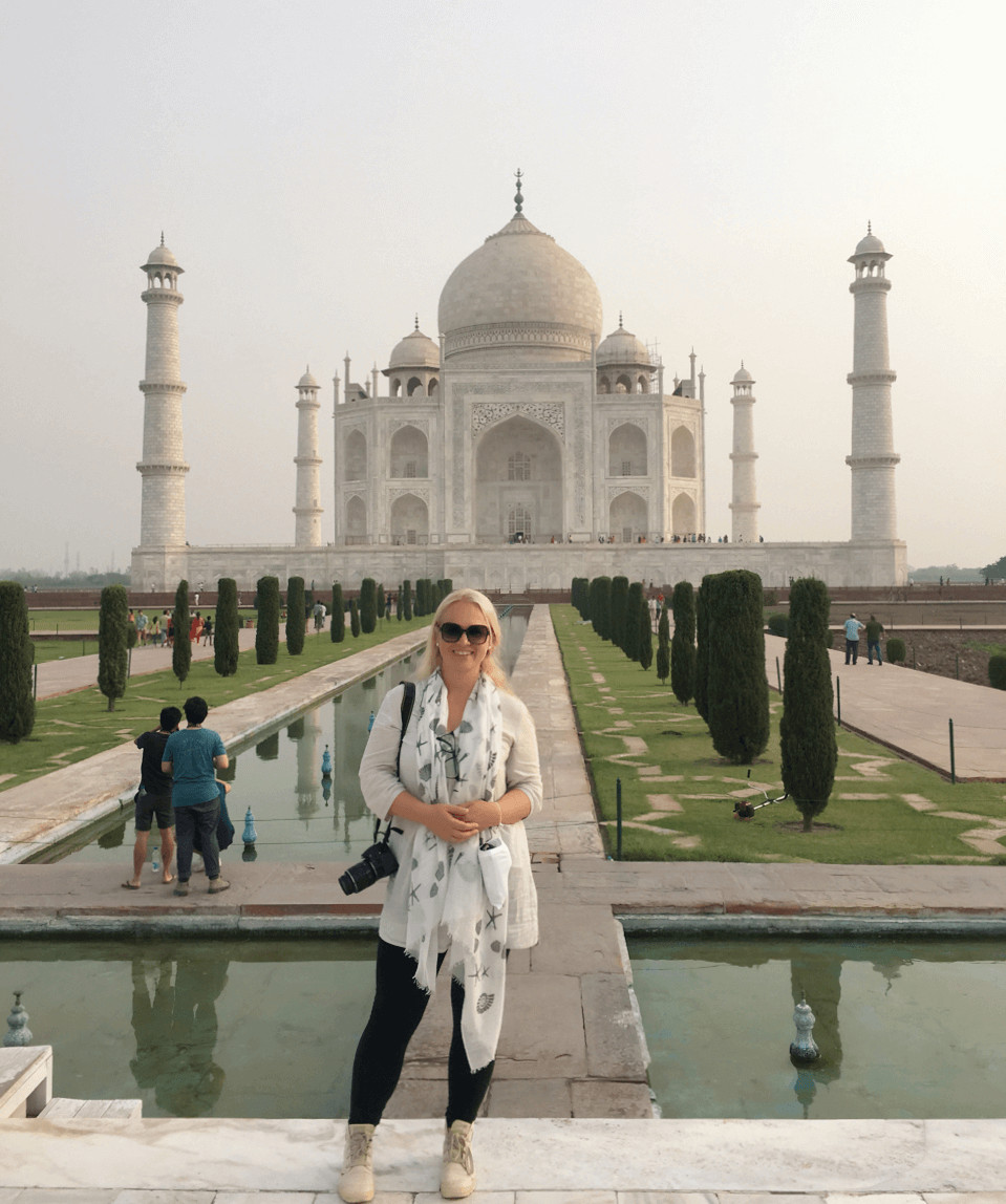 Katrin-vor-dem-Taj-Mahal