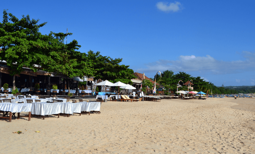 gedeckte Tische am Jimbaran Beach