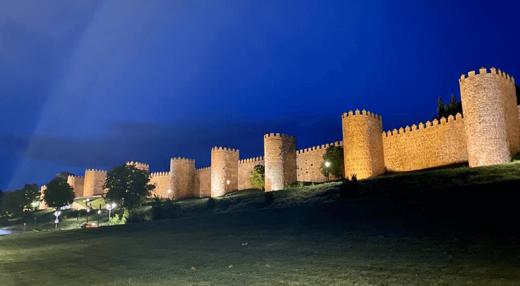 muralla medieval en el oscuro