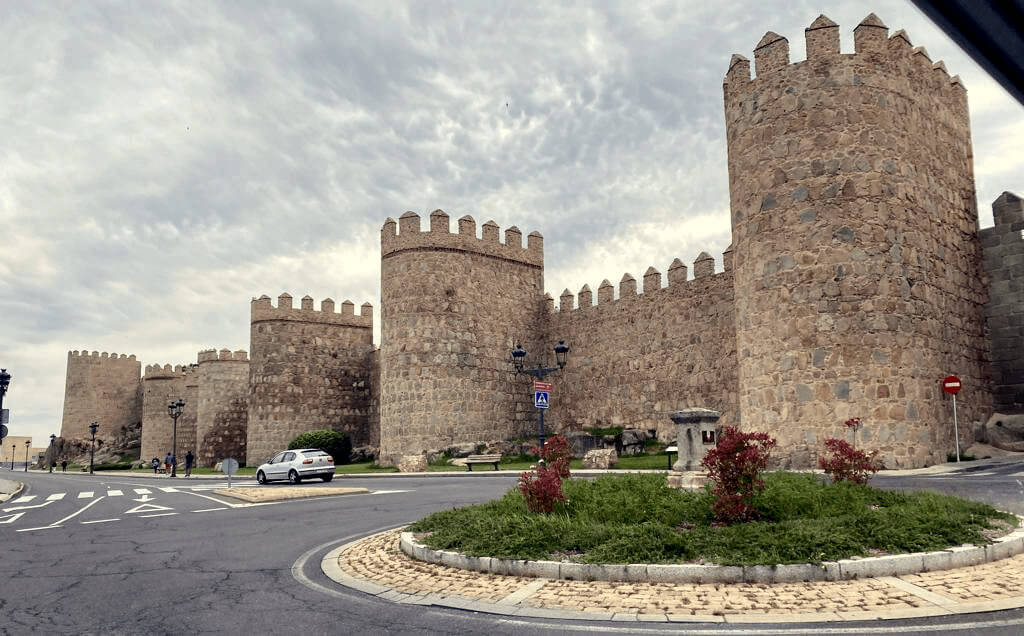 ancho de la muralla de la ciudad medieval