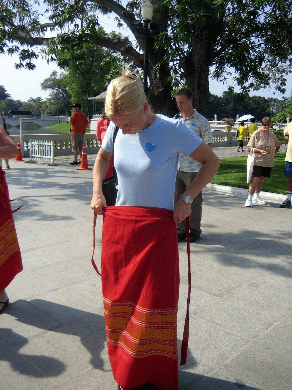 Sarong vor dem Eingang anlegen